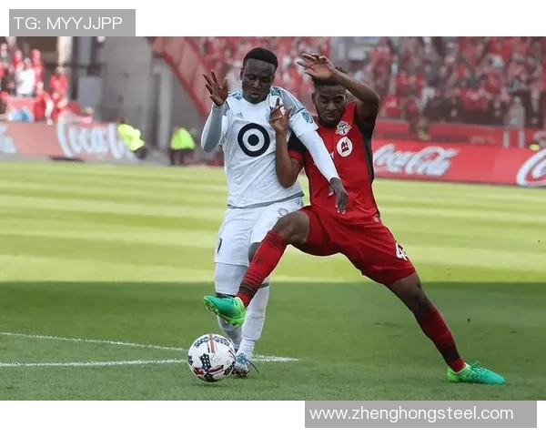 短发魅力四射韩国女足球明星展现青春风采与竞技实力 短发魅力四射韩国女足球明星展现青春风采与竞技实力